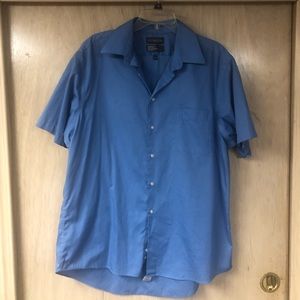 Covington Short sleeve dress shirt - Men's Size LG Blue, collared, wrinkle free